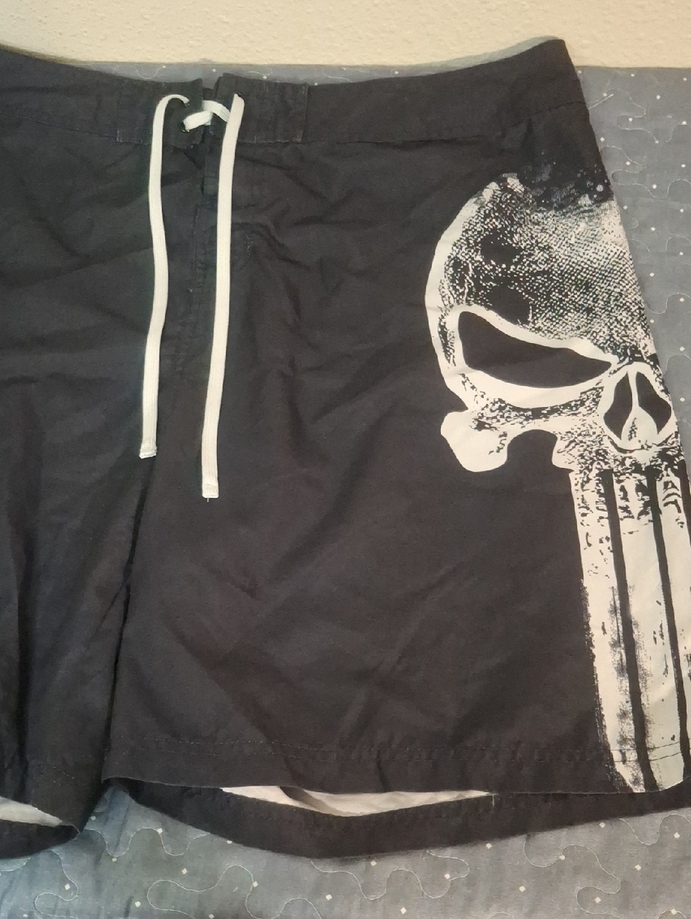 Marvel Black Boardshorts with White Skull Graphic size XL